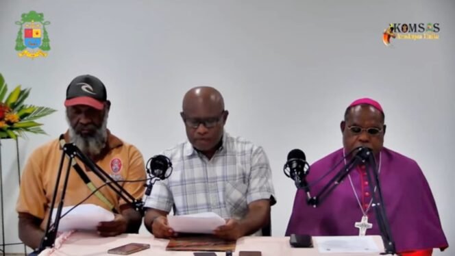 
Uskup  Keuskupan Timika Mgr. Bernardus Bofitwos Baru OSA, didampingi Sekretariat Keadilan dan Perdamaian (SKP) Keuskupan Timika, Saul Wanimbo, dan Rudolf Kambayong saat memyampaikan seruan dalam momen jumpa pers, Kamis (5/3/2026). Foto: Capture YouTube Komsos Keuskupan Timika.