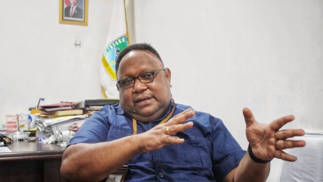 
Wakil Ketua IV DPR Papua Tengah, John Gobai. (Foto: Kristin Rejang/Sasagupapua.com)