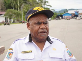 Kepala Dishub Papua Tengah, Ewonggen Kogoya saat diwawancarai awak media. (Foto: Edwin Rumanasen)