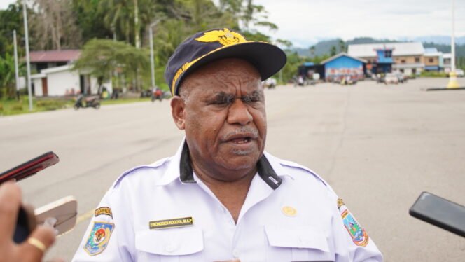 
Kepala Dishub Papua Tengah, Ewonggen Kogoya saat diwawancarai awak media. (Foto: Edwin Rumanasen)