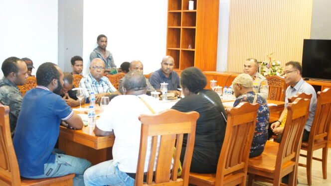 
Kapolda Papua Tengah, Brigjen Pol Jermias Rontini, S.I.K., M.Si saat bertemu dengan Koalisi Masyarakat Dogiyai di Nabire, Kamis (2/4/2026). Foto: Kristin Rejang/sasagupapua.com