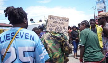 Suasana aksi di Pasar Karang, Selasa (7/4/2026). Foto: Kristin Rejang/Sasagupapua.