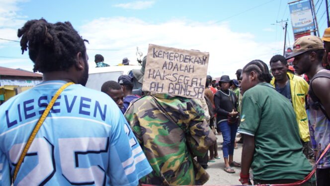 
Suasana aksi di Pasar Karang, Selasa (7/4/2026). Foto: Kristin Rejang/Sasagupapua.