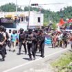 Massa aksi saat melakukan long march ke Kantor DPR Papua Tengah, Selasa (7/4/2026). Foto: Kristin Rejang/Sasagupapua.com