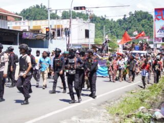 Massa aksi saat melakukan long march ke Kantor DPR Papua Tengah, Selasa (7/4/2026). Foto: Kristin Rejang/Sasagupapua.com