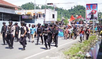 Massa aksi saat melakukan long march ke Kantor DPR Papua Tengah, Selasa (7/4/2026). Foto: Kristin Rejang/Sasagupapua.com
