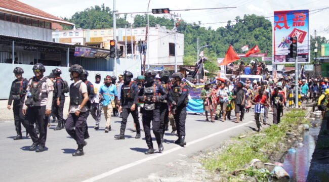 Massa aksi saat melakukan long march ke Kantor DPR Papua Tengah, Selasa (7/4/2026). Foto: Kristin Rejang/Sasagupapua.com