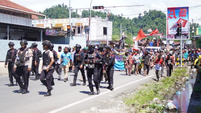 
Massa aksi saat melakukan long march ke Kantor DPR Papua Tengah, Selasa (7/4/2026). Foto: Kristin Rejang/Sasagupapua.com
