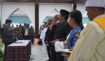 Bupati Mesak Magai saat melantik para kepala OPD di lingkup Pemkab Nabire, Kamis (9/4/2026). Foto: Kristin Rejang/Sasagupapua