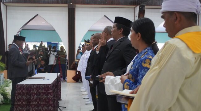 Bupati Mesak Magai saat melantik para kepala OPD di lingkup Pemkab Nabire, Kamis (9/4/2026). Foto: Kristin Rejang/Sasagupapua