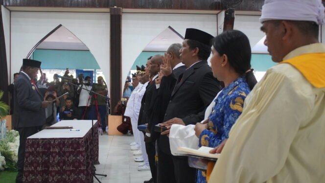 
Bupati Mesak Magai saat melantik para kepala OPD di lingkup Pemkab Nabire, Kamis (9/4/2026). Foto: Kristin Rejang/Sasagupapua