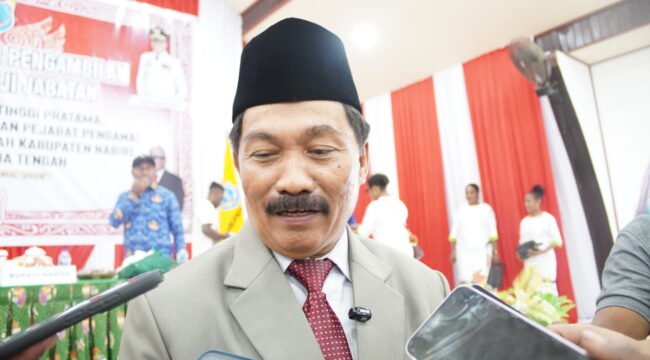 Sekda Kabupaten Nabire, Yulianus Pasang. (Foto: Kristin Rejang/Sasagupapua)