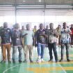 Ketua DPD 1 KNPI Papua Tengah, Yustinus Tebai berfoto bersama Panitia, para tamu dan peserta. (Foto: Kristin Rejang/Sasagupapua.com) 