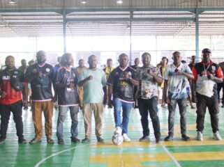 Ketua DPD 1 KNPI Papua Tengah, Yustinus Tebai berfoto bersama Panitia, para tamu dan peserta. (Foto: Kristin Rejang/Sasagupapua.com) 