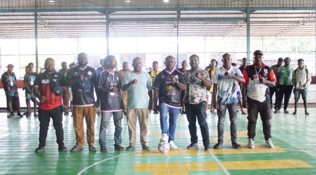 Ketua DPD 1 KNPI Papua Tengah, Yustinus Tebai berfoto bersama Panitia, para tamu dan peserta. (Foto: Kristin Rejang/Sasagupapua.com) 