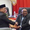 Momen Wakil Ketua IV DPR Papua Tengah, John Gobai menyerahkan hasil reses kepada PJ Sekda Papua Tengah, Silwanus Sumule, Jumat (17/4/2026). Foto: Kristin Rejang/Sasagupapua.com