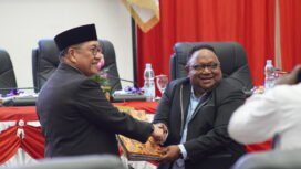 Momen Wakil Ketua IV DPR Papua Tengah, John Gobai menyerahkan hasil reses kepada PJ Sekda Papua Tengah, Silwanus Sumule, Jumat (17/4/2026). Foto: Kristin Rejang/Sasagupapua.com
