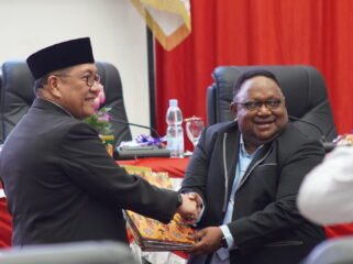 Momen Wakil Ketua IV DPR Papua Tengah, John Gobai menyerahkan hasil reses kepada PJ Sekda Papua Tengah, Silwanus Sumule, Jumat (17/4/2026). Foto: Kristin Rejang/Sasagupapua.com