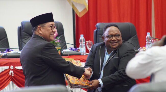 Momen Wakil Ketua IV DPR Papua Tengah, John Gobai menyerahkan hasil reses kepada PJ Sekda Papua Tengah, Silwanus Sumule, Jumat (17/4/2026). Foto: Kristin Rejang/Sasagupapua.com