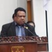 Wakil Ketua III DPR Papua Tengah, Bekies Kogoya saat membawakan sambutan dalam momen sidang paripurna laporan hasil reses I masa persidangan II tahun 2026, Jumat (17/4/2026). Foto: Kristin Rejang/Sasagupapua.com.