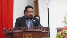 Wakil Ketua III DPR Papua Tengah, Bekies Tabuni saat membawakan sambutan dalam momen sidang paripurna laporan hasil reses I masa persidangan II tahun 2026, Jumat (17/4/2026). Foto: Kristin Rejang/Sasagupapua.com.