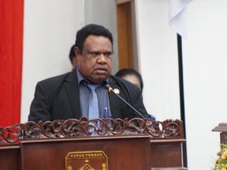 Wakil Ketua III DPR Papua Tengah, Bekies Tabuni saat membawakan sambutan dalam momen sidang paripurna laporan hasil reses I masa persidangan II tahun 2026, Jumat (17/4/2026). Foto: Kristin Rejang/Sasagupapua.com.