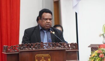 Wakil Ketua III DPR Papua Tengah, Bekies Tabuni saat membawakan sambutan dalam momen sidang paripurna laporan hasil reses I masa persidangan II tahun 2026, Jumat (17/4/2026). Foto: Kristin Rejang/Sasagupapua.com.