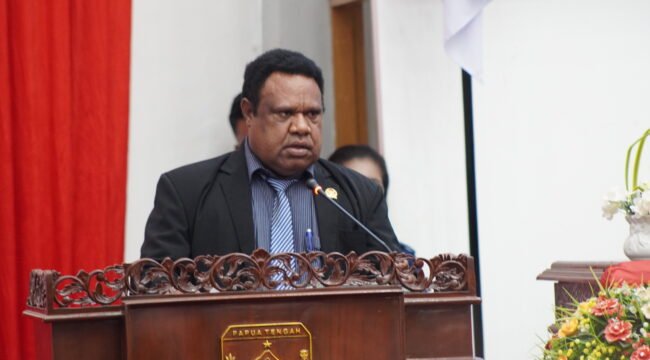 Wakil Ketua III DPR Papua Tengah, Bekies Tabuni saat membawakan sambutan dalam momen sidang paripurna laporan hasil reses I masa persidangan II tahun 2026, Jumat (17/4/2026). Foto: Kristin Rejang/Sasagupapua.com.