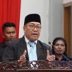 PJ Sekda Papua Tengah, Silwanus Sumule saat membawakan sambutan dalam momen Paripurna penyampaian hasil Reses I di Kantor DPR Papua Tengah, Jumat (17/4/2026). Foto: Kristin Rejang/Sasagupapua