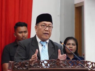 PJ Sekda Papua Tengah, Silwanus Sumule saat membawakan sambutan dalam momen Paripurna penyampaian hasil Reses I di Kantor DPR Papua Tengah, Jumat (17/4/2026). Foto: Kristin Rejang/Sasagupapua