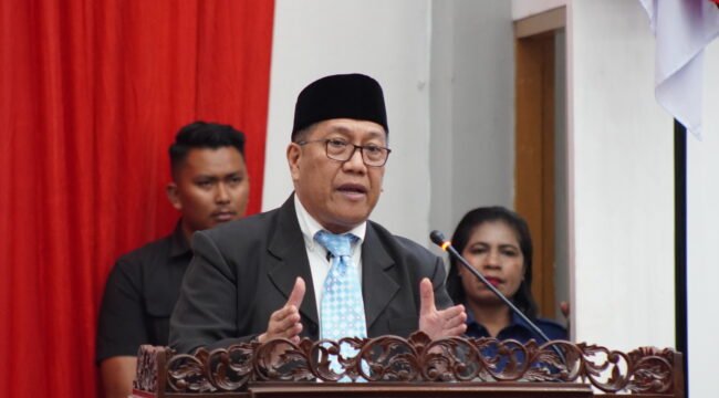 PJ Sekda Papua Tengah, Silwanus Sumule saat membawakan sambutan dalam momen Paripurna penyampaian hasil Reses I di Kantor DPR Papua Tengah, Jumat (17/4/2026). Foto: Kristin Rejang/Sasagupapua