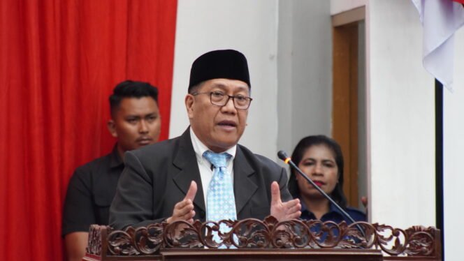 
PJ Sekda Papua Tengah, Silwanus Sumule saat membawakan sambutan dalam momen Paripurna penyampaian hasil Reses I di Kantor DPR Papua Tengah, Jumat (17/4/2026). Foto: Kristin Rejang/Sasagupapua