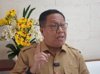 Sekda Papua Tengah, Siliwanus Sumule saat memberikan keterangan kepada media. (Foto: Edwin Rumanasen/Sasagupapua)