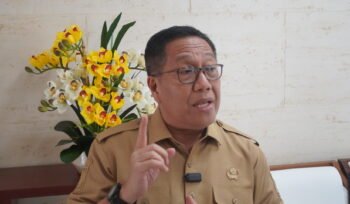 Sekda Papua Tengah, Siliwanus Sumule saat memberikan keterangan kepada media. (Foto: Edwin Rumanasen/Sasagupapua)