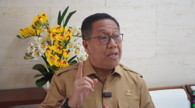 Sekda Papua Tengah, Siliwanus Sumule saat memberikan keterangan kepada media. (Foto: Edwin Rumanasen/Sasagupapua)