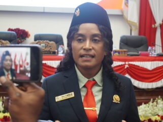 Anggota DPR Papua Tengah dari Fraksi Kelompok Khusus, Stella Misiro saat diwawancarai awak media. (Foto: Kristin Rejang/Sasagupapua)