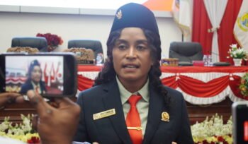 Anggota DPR Papua Tengah dari Fraksi Kelompok Khusus, Stella Misiro saat diwawancarai awak media. (Foto: Kristin Rejang/Sasagupapua)