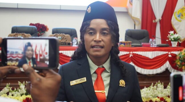Anggota DPR Papua Tengah dari Fraksi Kelompok Khusus, Stella Misiro saat diwawancarai awak media. (Foto: Kristin Rejang/Sasagupapua)