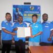 Momen penyerahan SK Ketua Karateker KNPI Kabupaten Mimika. (Foto: Kristin Rejang/Sasagupapua)