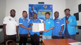 Momen penyerahan SK Ketua Karateker KNPI Kabupaten Mimika. (Foto: Kristin Rejang/Sasagupapua)