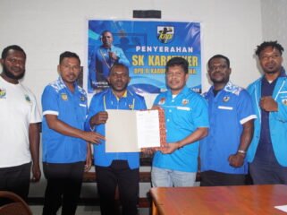 Momen penyerahan SK Ketua Karateker KNPI Kabupaten Mimika. (Foto: Kristin Rejang/Sasagupapua)