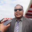 Kepala BAPPERIDA Provinsi Papua Tengah, Eliezer Yogi saat diwawancarai awak media, Senin (27/4/2026). Foto: Kristin Rejang/Sasagupapua.com.