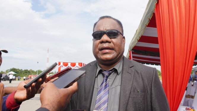 
Kepala BAPPERIDA Provinsi Papua Tengah, Eliezer Yogi saat diwawancarai awak media, Senin (27/4/2026). Foto: Kristin Rejang/Sasagupapua.com.