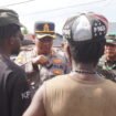 Kapolres Nabire AKBP Samuel D. Tatiratu, S.I.K saat memberikan arahan agar masa tetap melakukan aksi dengan tertib dan menjaga keamanan. (Foto: Kristin Rejang/Sasagupapua.com)