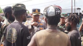 Kapolres Nabire AKBP Samuel D. Tatiratu, S.I.K saat memberikan arahan agar masa tetap melakukan aksi dengan tertib dan menjaga keamanan. (Foto: Kristin Rejang/Sasagupapua.com)