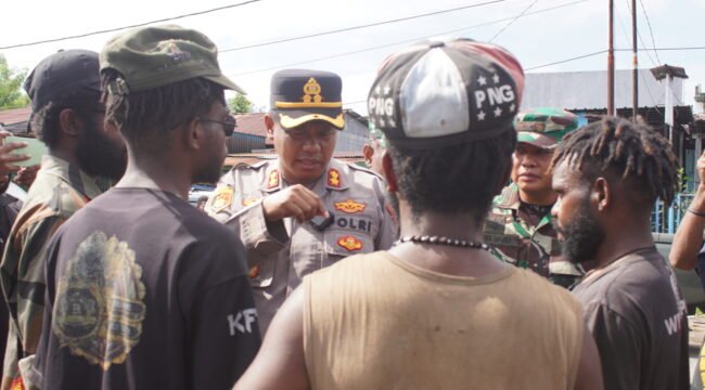 Kapolres Nabire AKBP Samuel D. Tatiratu, S.I.K saat memberikan arahan agar masa tetap melakukan aksi dengan tertib dan menjaga keamanan. (Foto: Kristin Rejang/Sasagupapua.com)
