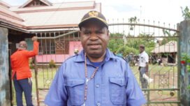 Ketua Pokja Adat MRP Papua Tengah, Yulius Wandagau ketika diwawancarai Senin (27/4/2026). Foto: Kristin Rejang/Sasagupapua.com