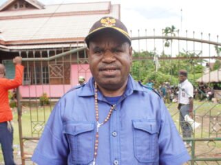 Ketua Pokja Adat MRP Papua Tengah, Yulius Wandagau ketika diwawancarai Senin (27/4/2026). Foto: Kristin Rejang/Sasagupapua.com