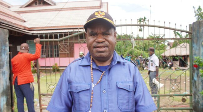 Ketua Pokja Adat MRP Papua Tengah, Yulius Wandagau ketika diwawancarai Senin (27/4/2026). Foto: Kristin Rejang/Sasagupapua.com