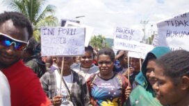 Massa yang memegang seruan-seruan, Senin (27/2026). Foto: Kristin Rejang/Sasagupapua.com.